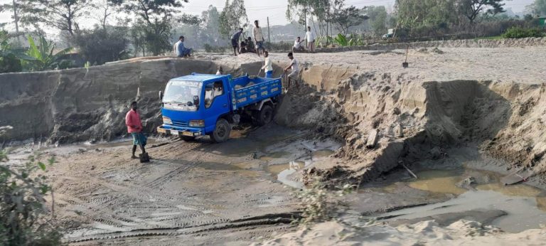 আনোয়ারায় অবৈধ বালু জব্দ করে নিলামে বিক্রি