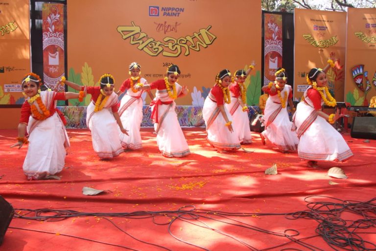 বসন্তে ভালোবাসার হাতছানি