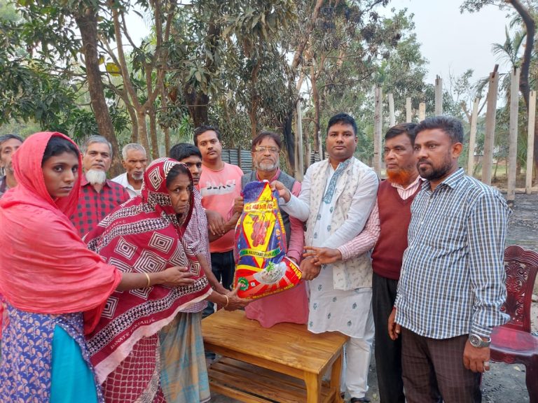 পটিয়ায় অগ্নিকান্ডে ক্ষতিগ্রস্তদের পাশে বদিউল আলম