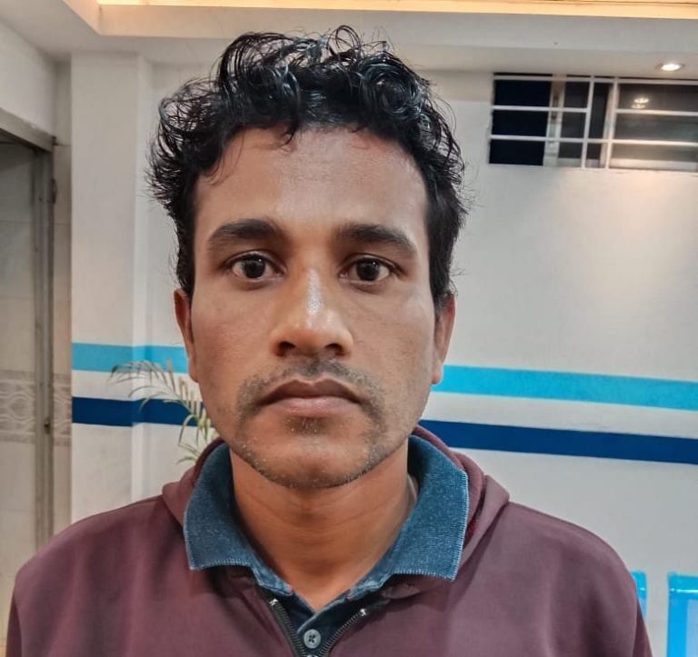 নিজের আট মাস বয়সী শিশুকে পানিতে চুবিয়ে খুন