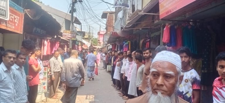 পিরোজপুরে বস্ত্র ব্যবসায়ীর উপর হামলার প্রতিবাদে জেলা ব্যবসায়ী সমিতির মানববন্ধন