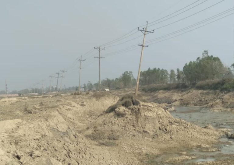 ইটভাটার কারণে জমির মাটি গায়েব, ঝুঁকিতে বৈদ্যুতিক খুঁটি