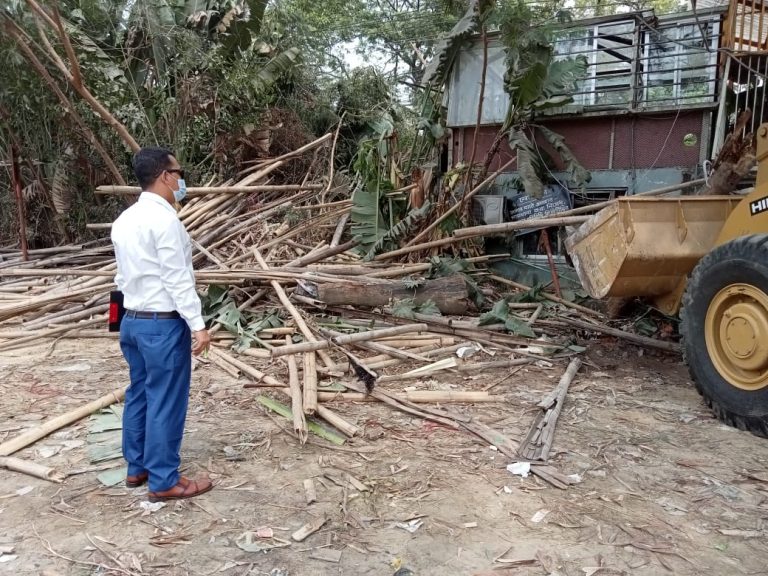 আউটার স্টেডিয়াম এলাকায় অবৈধ স্থাপনা সরালো জেলা প্রশাসন