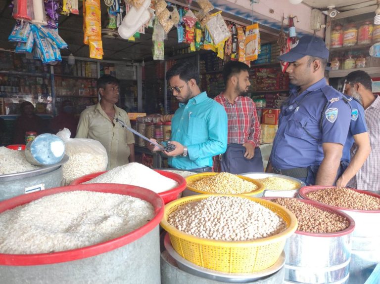 আনোয়ারায় বাজার নিয়ন্ত্রণে প্রশাসনের মোবাইল কোর্ট, ২৪ হাজার টাকা জরিমানা