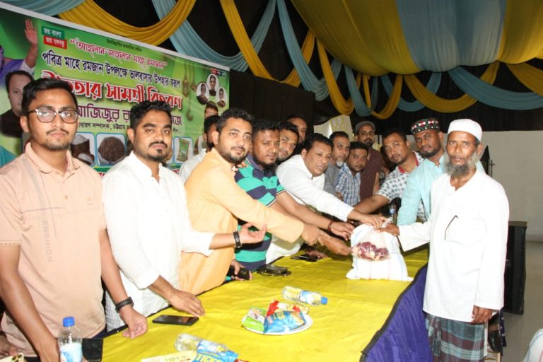 নগরীতে স্বেচ্ছাসেবকলীগের উদ্যোগে উপহার সামগ্রী বিতরণ