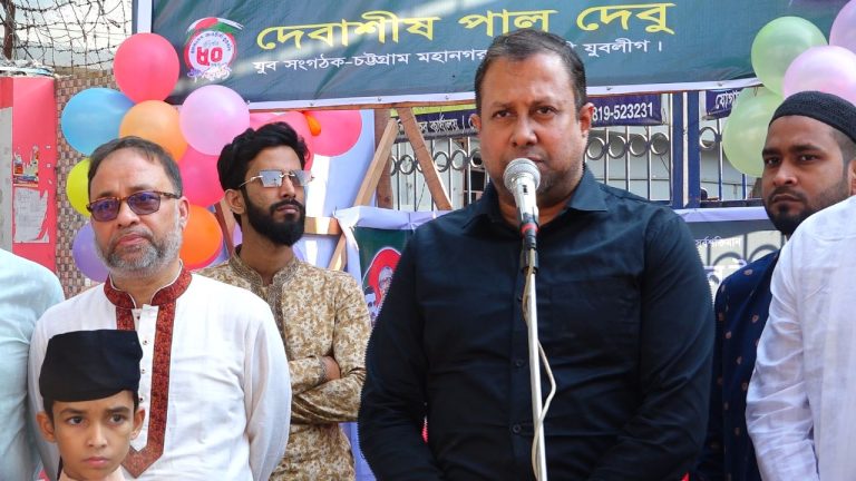 যুবলীগ নেতা দেবাশীষ পাল দেবুর খেজুর ও শরবত বিতরণ