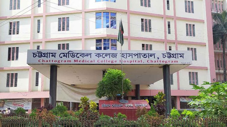চট্টগ্রামে বাস চাপায় স্কুল শিক্ষিকার মৃত্যু