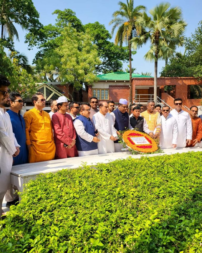 বঙ্গবন্ধুর মাজার জেয়ারত করলেন আনোয়ারুজ্জামান চৌধুরী