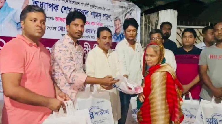মাঝরাতে মানবিক যুবলীগের ঈদ উপহার বিতরণ