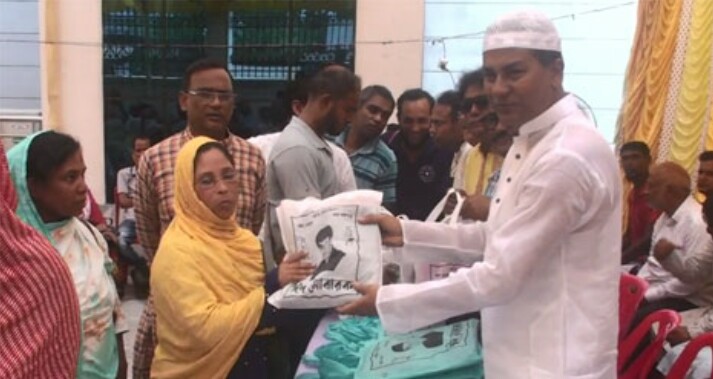 নাটোরে নেতাকর্মীদের মাঝে ঈদ উপহার বিতরন