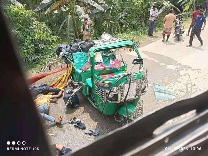 ভোলার বাংলাবাজারে সিএনজি ও কাবার্ড ভ্যানের মুখোমুখি সংঘর্ষে ৩ জন নিহত