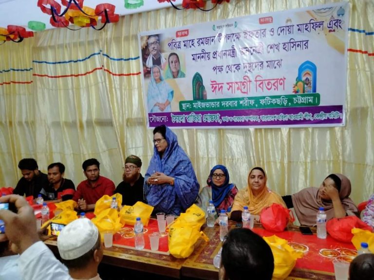 প্রধানমন্ত্রীর পক্ষে সৈয়দা রাজিয়া মোস্তফা’র ঈদ উপহার বিতরণ