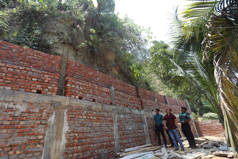 পাহাড় কাটা : অভিযানে গিয়ে কাউন্সিলরের বাধার মুখে ম্যাজিস্ট্রেট