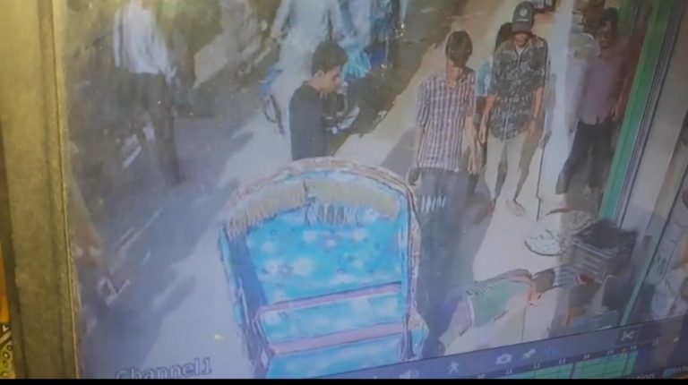 ডিবি পরিচয়ে নির্যাতনের শিকার সাংবাদিক আয়ুবের পিতার কাছ থেকে ছিনতাই