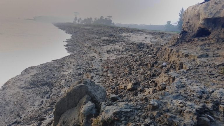 মেঘনার  নদীভাঙ্গা উদ্বাস্তুদের করুন কাহিনী