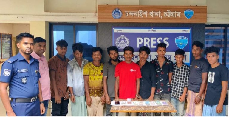 চন্দনাইশে ১০ ছিনতাইকারী গ্রেফতার, ব্যবসায়ীর ছিনিয়ে নেয়া টাকা উদ্ধার