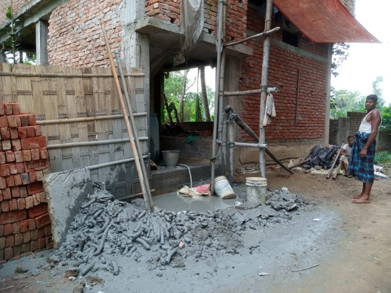 সড়কের উপর নলকূপ, সরঞ্জামাদি জব্দ করলেন ইউএনও