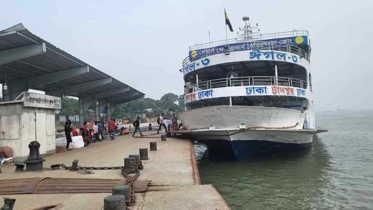 চাঁদপুরে সব ধরনের নৌ চলাচল বন্ধ ঘোষণা