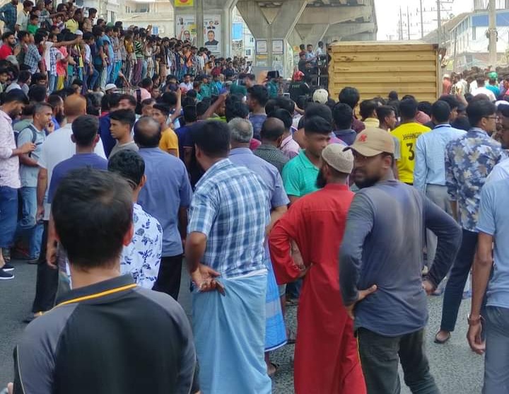 পতেঙ্গায় রিকশার ওপর কন্টেইনার পড়ে নিহত ২
