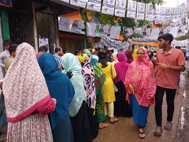 সিলেটে শান্তিপূর্ণ ভোট অনুষ্ঠিত হচ্ছে