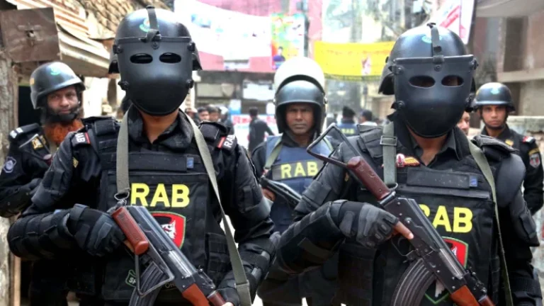 চকরিয়ার সাহারবিলে ৫টি আগ্নেয়াস্ত্র ও ২ রাউন্ড কার্তুজসহ দুই অস্ত্র ব্যবসায়ী গ্রেফতার