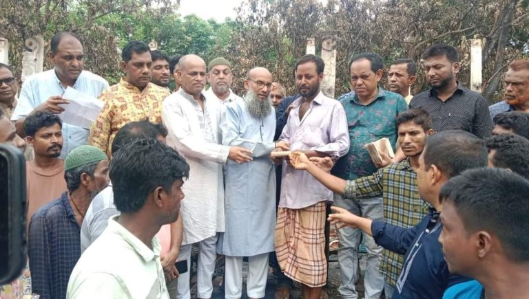 মিরসরাইয়ে অগ্নিকাণ্ডে ক্ষতিগ্রস্ত পরিবারের সহযোগিতায় এগিয়ে আসলেন বিএনপি নেতা শাহেদুল