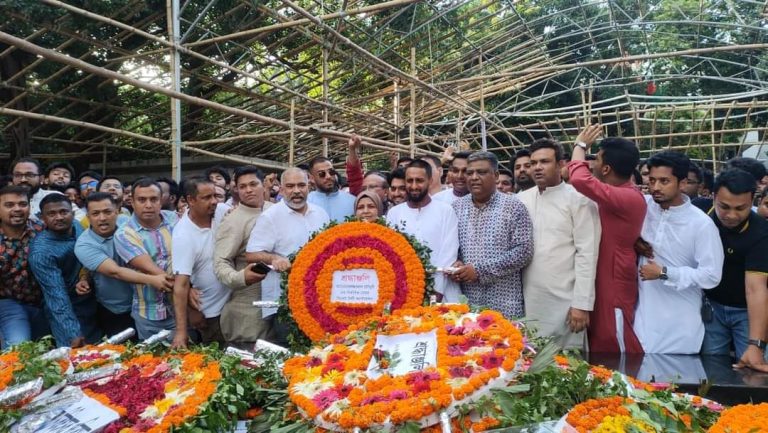 ধানমন্ডির ৩২ নম্বরে বঙ্গবন্ধুর প্রতিকৃতিতে শ্রদ্ধা জানালেন সিসিকের নবনির্বাচিত মেয়র আনোয়ারুজ্জামান
