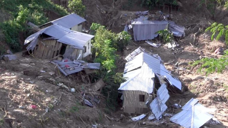 পাহাড়ে মৃত্যুকূপের নীচে মানুষের বসবাস কমেনি