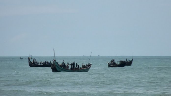 হাতিয়ায় মেঘনা নদীতে  মালবাহী ট্রলারডুবি