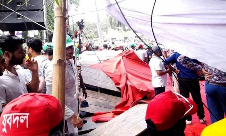 নেতাদের চাপে ভেঙে পড়ল ‘তারুণ্যের সমাবেশ’ মঞ্চ
