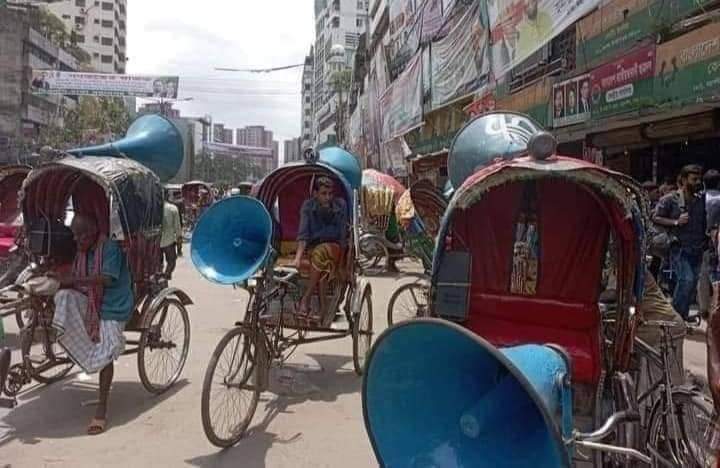 পায়ে হেঁটে দলে দলে ঢাকায় ঢুকছে মানুষ