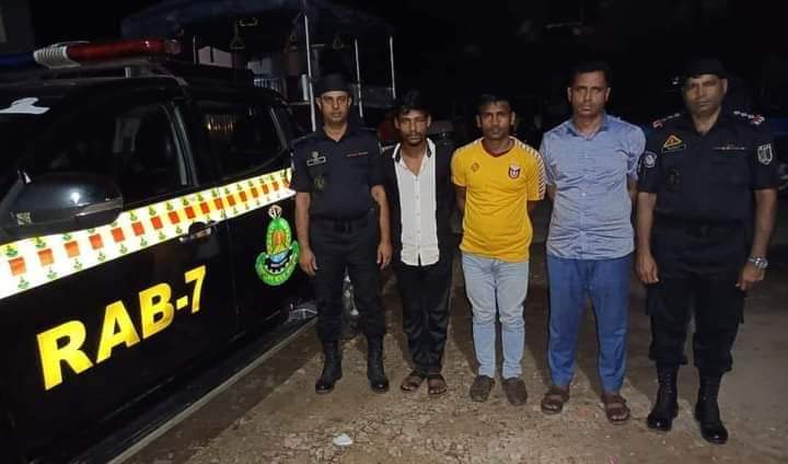 মিরসরাইতে ডাকাতির প্রস্তুতিকালে র‌্যাবের হাতে ৩ ডাকাত গ্রেপ্তার