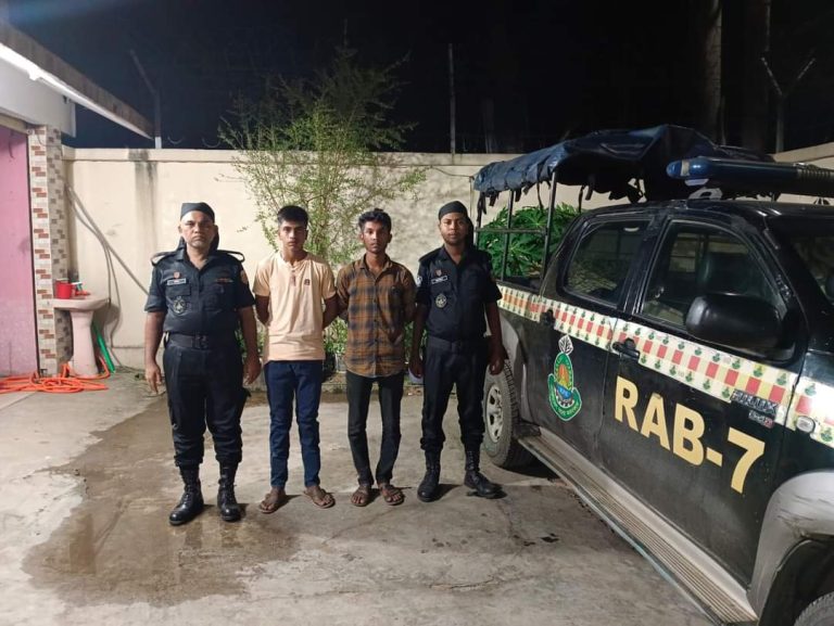 সীতাকুন্ডে ১৯৯ বোতল ফেন্সিডিল, ২০ কেজি গাঁজাসহ দুই মাদক ব্যবসায়ী গ্রেফতার