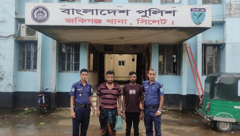 জকিগঞ্জে বিপুল পরিমাণ ভারতীয় চিনিসহ দুই চোরাকারবারি আটক