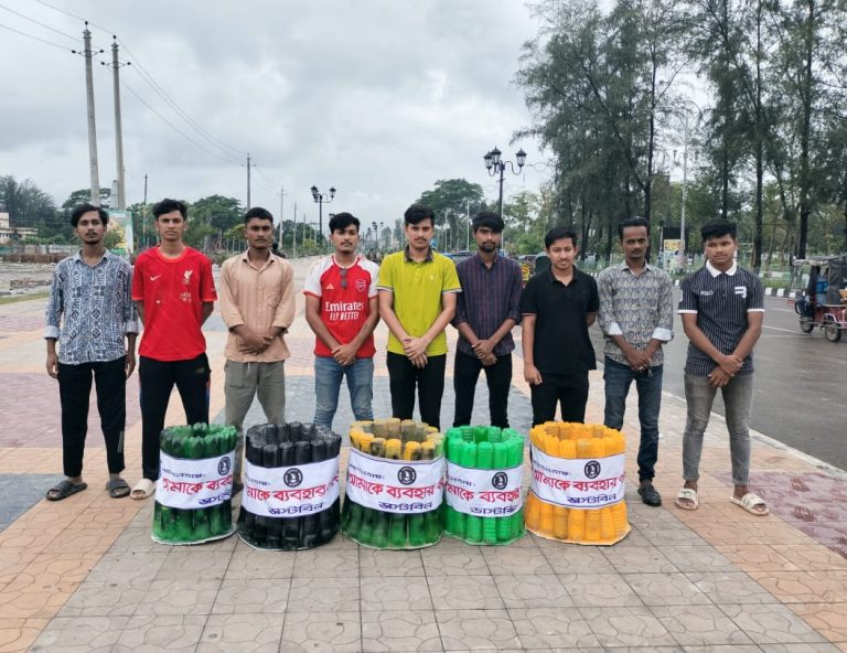 পরিত্যক্ত বোতল দিয়ে ডাস্টবিন তৈরি করলেন ছাত্রলীগ নেতা।