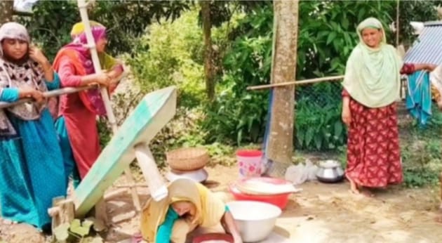 ” হারিয়ে যেতে বসেছে গ্রাম-বাংলার ঐতিহ্যবাহী ঢেঁকির ব্যবহার”