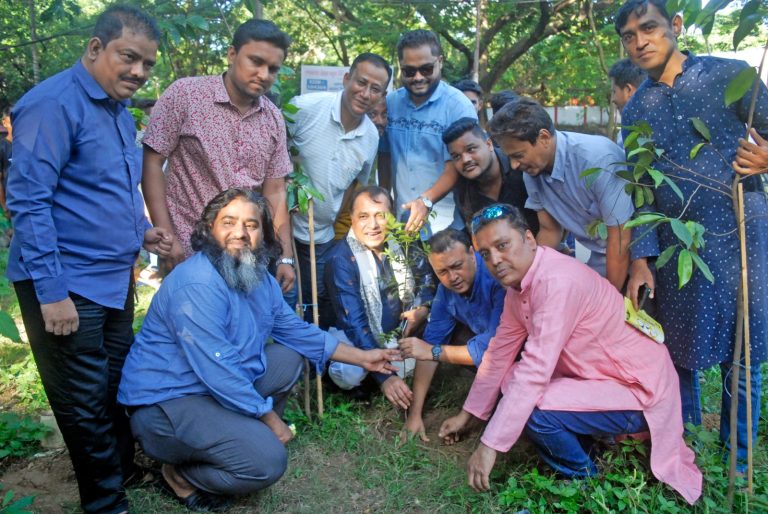 আমরা ক’জন মুজিব সেনা চট্টগ্রাম মহানগর,উত্তর ও দক্ষিণ জেলার উদ্যোগে বৃক্ষরোপণ কর্মসূচি পালিত