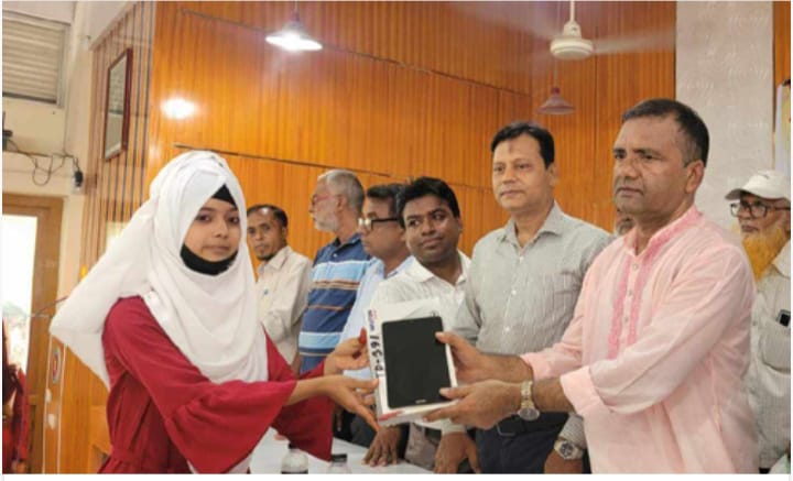 ” নাটোরের লালপুরে শিক্ষার্থীদের মাঝে প্রধানমন্ত্রীর উপহারের ট্যাব বিতরণ”