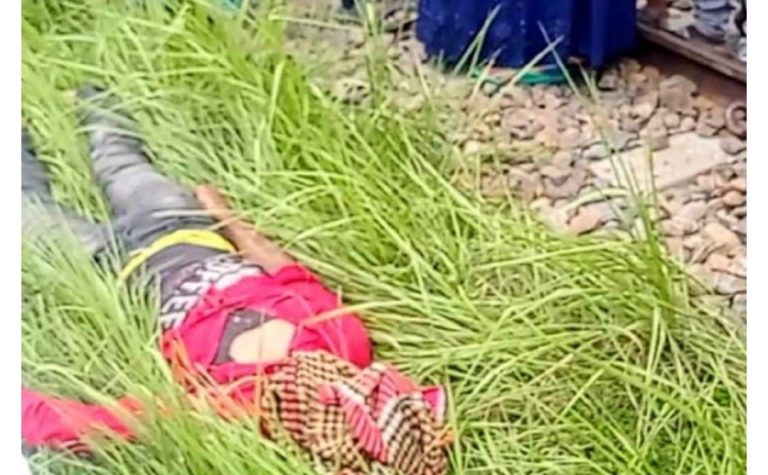 ট্রেনের সাথে সেল্ফি তুলতে গিয়ে ট্রেনে  কাটা পড়ে যুবক নিহত