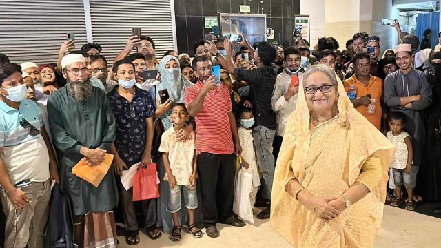 ১০ টাকায় টিকিট কেটে চোখ পরীক্ষা করালেন প্রধানমন্ত্রী