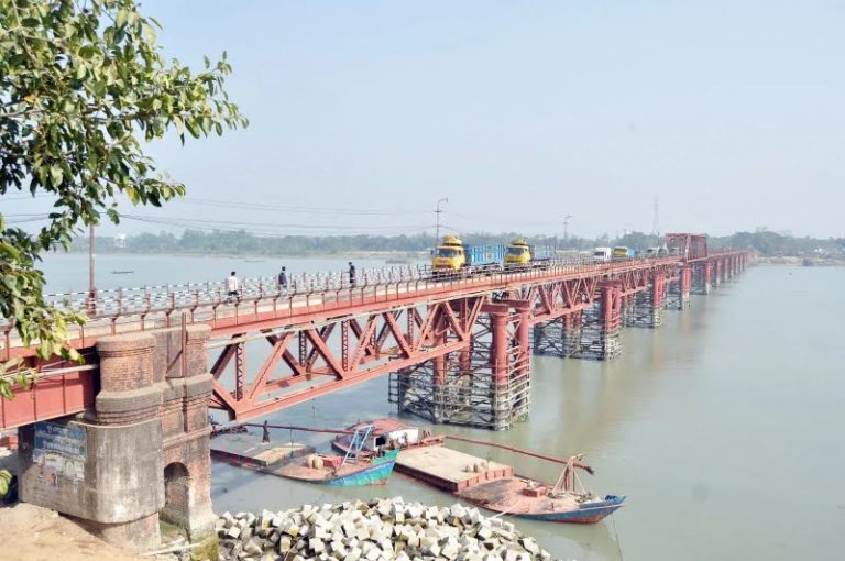 ফেরির ইজারা সিন্ডিকেটের হাতে, সোনার ডিম পারা হাঁস কালুরঘাট সেতু