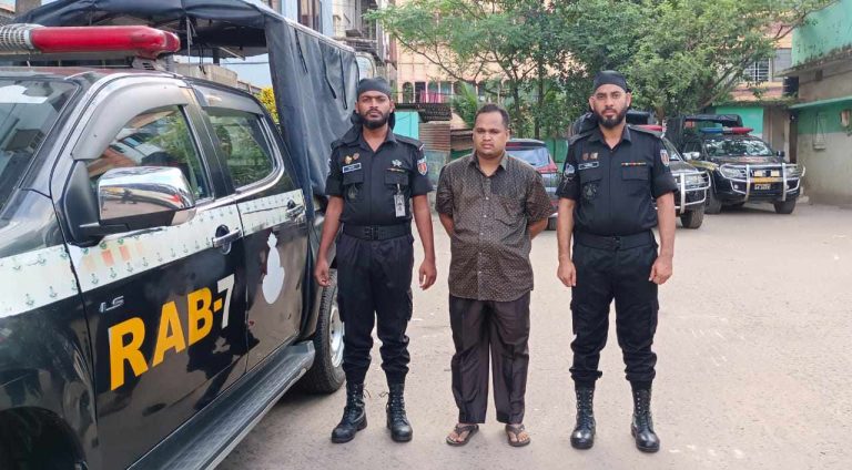 সীতাকুন্ডের  মাদারবিবির হাট থেকে প্রতারক শোয়াইবকে আটক করেছে র‌্যাব