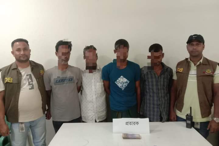 চট্টগ্রামের হালিশহর থেকে ডলার প্রতারক চক্রের চার সদস্য আটক
