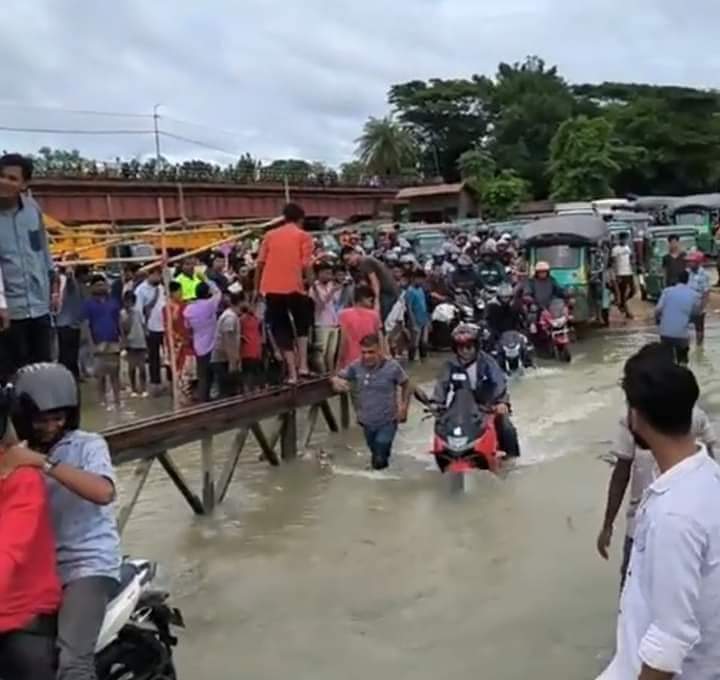 কালুরঘাট ফেরি চালুর প্রথম দিনেই ডুবলো পল্টুন