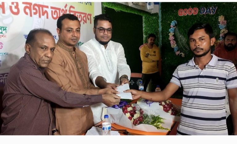 পঞ্চগড়ে অগ্নিকােন্ডে ক্ষতিগ্রস্থদের মাঝে অনুদান বিতরণ