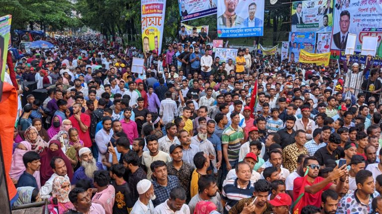 বিএনপি নেতাদের কাঁধে মামলা, রাজপথ দখলে রাখতে চায় আ. লীগ