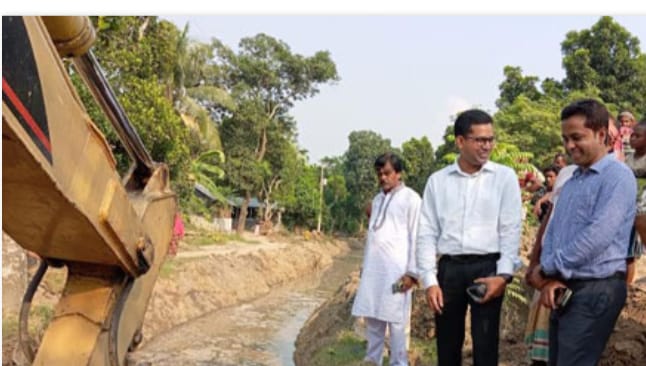 জলাবদ্ধতামুক্তিতে বিনা মূল্যে জমি দিলেন দুই কৃষক