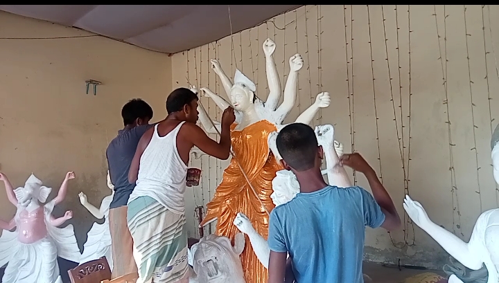 পঞ্চগড়ে প্রতিমা তৈরি হচ্ছে ৩০২ মন্ডপে, কারিগর সংকট চলছে কাজের ধীরগতি