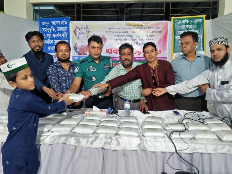 সুবিধাবঞ্চিত পথশিশুদের মাঝে ‘দূর্মর বাংলাদেশ’ এর খাবার বিতরণ