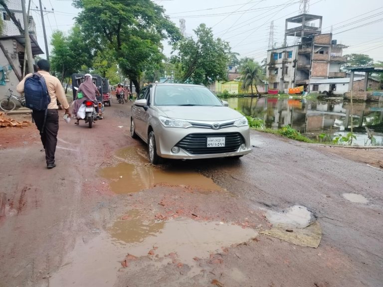জরিমানা এরাতে ফেরির ব্যাবহার; ভোগান্তিতে ২৬ কিলোমিটার এলাকার বাসিন্দারা
